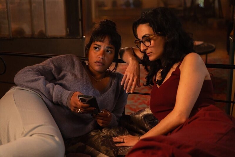 Von links: Maya (Salka Weber) und Sema (Şafak Şengül). – Bild: Lars Nitsch /​ BR /​ Kineo Film GmbH