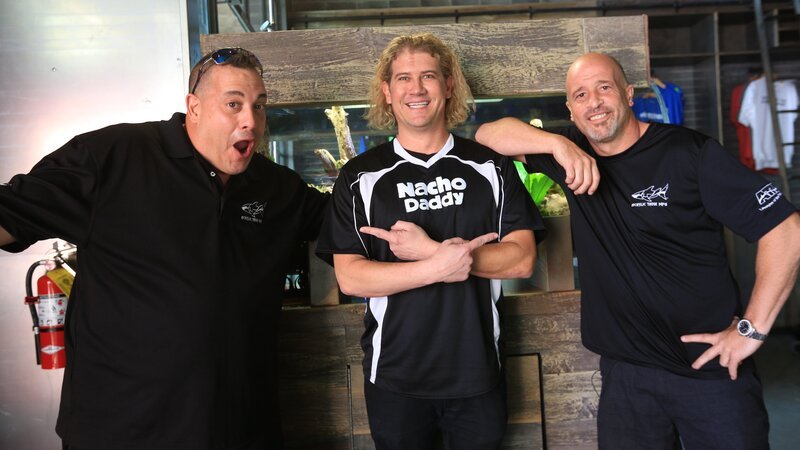 Wayde, Brett and Paul pose in front of the scorpion tank. – Bild: Animal Planet /​ Discovery Communications
