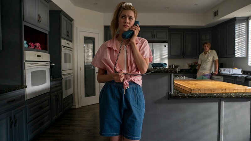 Janelle Kirby on the phone in kitchen with her boyfriend Mike in the background. – Bild: Discovery Communications, LLC