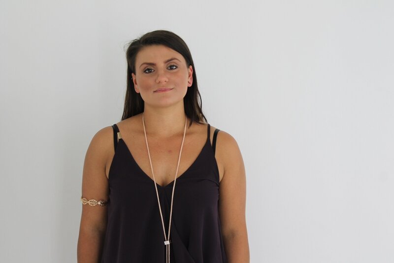 Ein neuer Fall für die Body Fixers: Samantha möchte ihr gedehntes Ohrläppchen schließen lassen. Ob die Profis das schaffen werden? – Bild: Studio Lambert & all3media Int