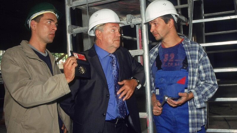 Robert Seifert gibt bei den Kommissaren Bonhoff und Kehler vor, für den Tatzeitpunkt ein Alibi zu haben. – Bild: MG RTL D /​ Rolf Baumgartner