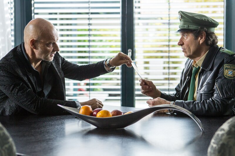 Staller (Helmfried von Lüttichau, rechts) befragt den Nachtclubbesitzers Bert Joschek (Simon Licht). – Bild: Leonine /​ Chris Hirschhäuser