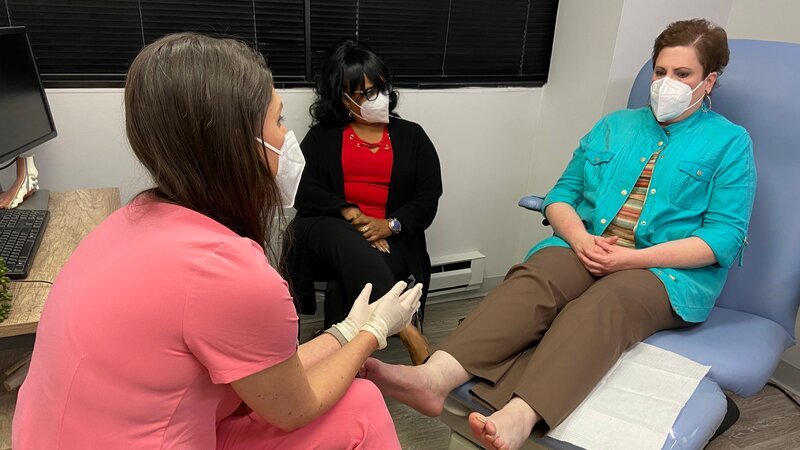 Dr. Sarah talking to Christine Bunting – Bild: Discovery Communications, LLC