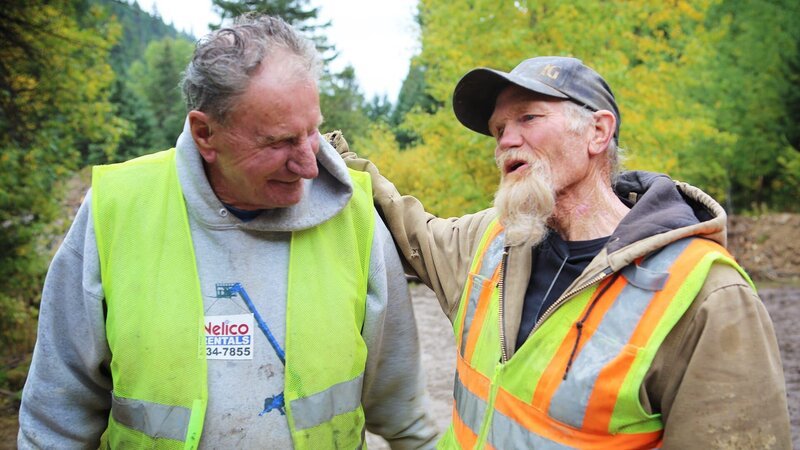 L-R: Zwei Aufnahmen von Lyn Kaper und Jerry Lee, die sich unterhalten und lachen – Bild: DMAX