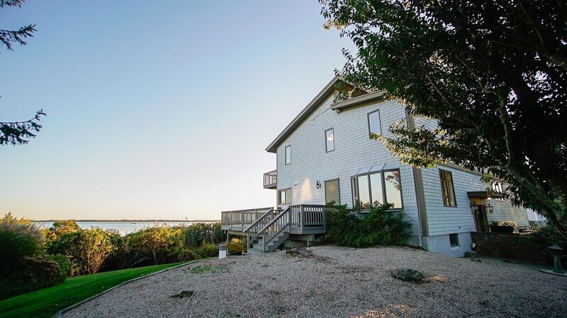 The Sunset Cove House in nearby Charlestown, Rhode Island, as seen on HGTV’s Beach Hunters. – Bild: 2018, Scripps Networks, LLC. All Rights Reserved.