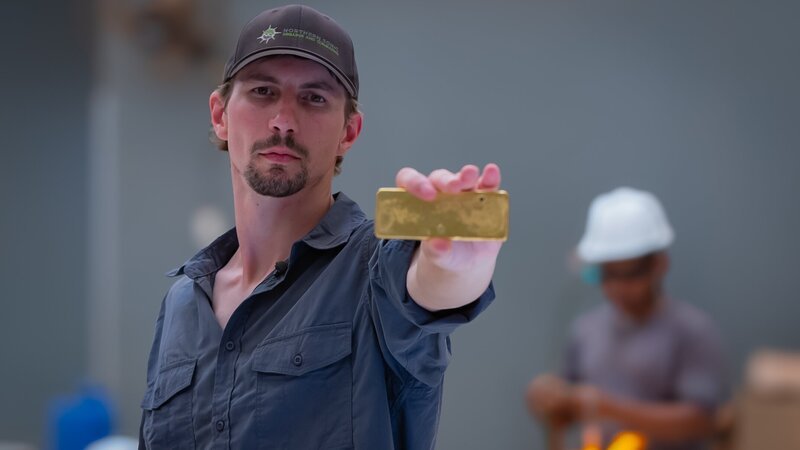 Parker Schnabel holding up gold bar in Salinas mine, Brazil – Bild: Warner Bros. Discovery, Inc. or its subsidiaries and affiliates