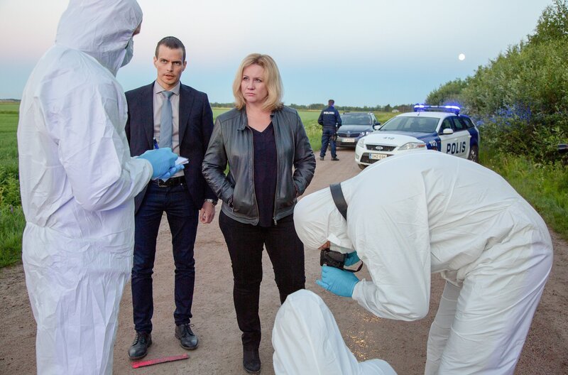 Die Ermittler Sanna Tervo (Maria Sid, 3.v.l.) und Lauri Räihä (Johannes Holopainen, 2.v.l.) stoßen bei ihren Ermittlungen auf neue Spuren. – Bild: Hannele Majaniemi