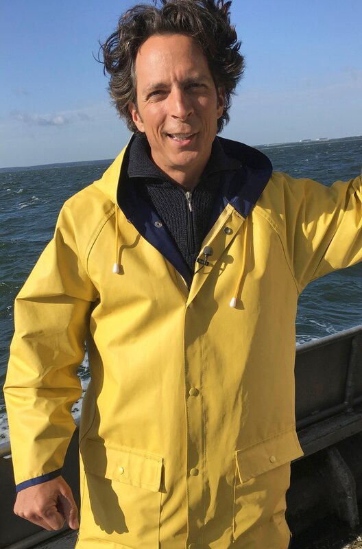 Jo Hiller auf dem Fischkutter am Peenestrom. – Bild: NDR/​Verena von Ondarza