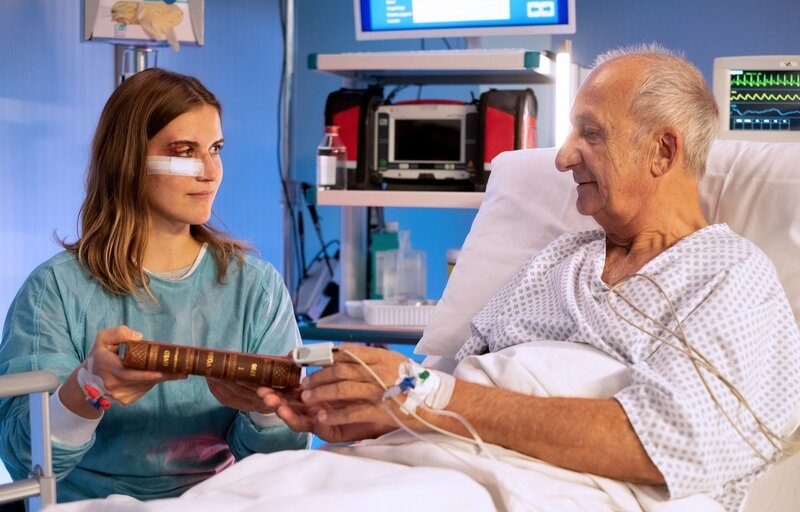 Laurentius Scholze (Philipp Sonntag) besitzt ein Antiquariat, doch er ist pleite, weil er sich von keinem seiner geliebten Bücher trennen kann. Dana Becker (Morgane Ferru) hat den älteren Herren in ihr Herz geschlossen und versucht ihn zu unterstützen. Sie überredet ihn, wenigstens die Exemplare zu verkaufen, die er mehrfach hat. Doch auch das verursacht bei Laurentius ein Stich im Herzen. – Bild: MDR/​Saxonia Media/​Robert Strehler