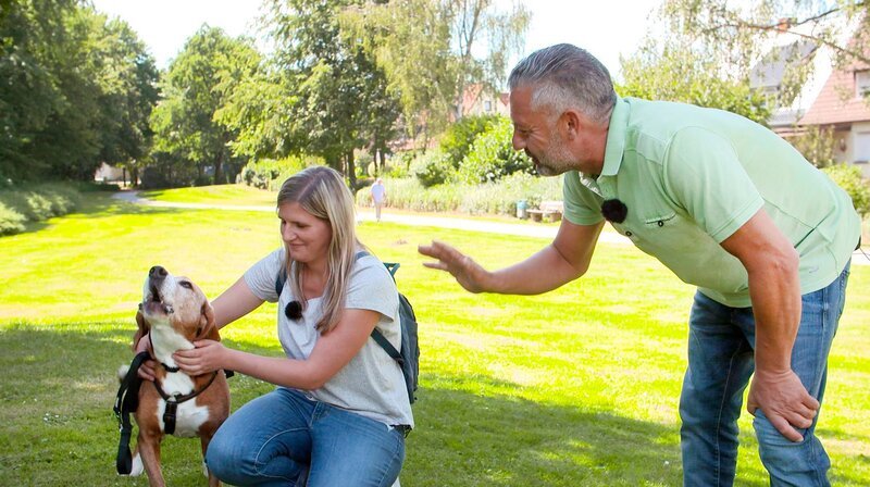 Coach Andreas Ohligschläger (l) zusammen mit Antonia und Hund Lun beim Training im Park. – Bild: WDR/​Fernsehkraft UG