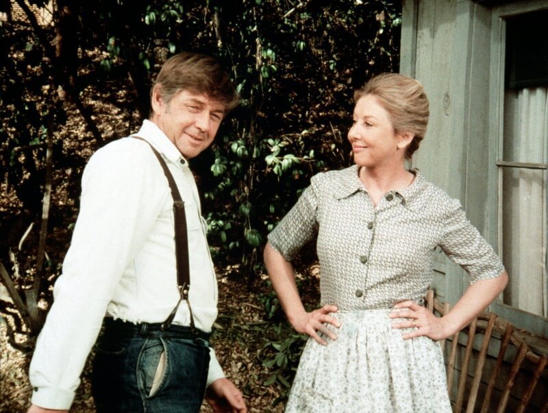 John Walton (Ralph Waite, l.) ist sehr stolz auf seine Frau Olivia (Michael Learned, r.), die ein tolles Jobangebot bekommen hat. – Bild: Sat.1 Gold