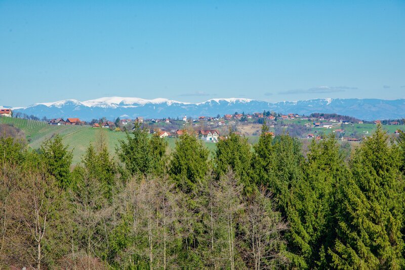 Der Blick aus dem Sulmtal-Sausal Richtung Koralpe. – Bild: ORF