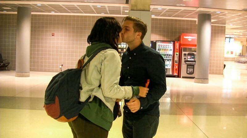 Danny and Amy kissing at the airport upon her arrival. – Bild: Discovery Communications