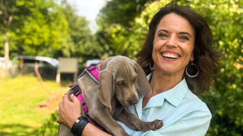 Mona mittendrin Menschen und ihre Hunde – Von Tierliebe und Überforderung Mona Vetsch mit Hündin Rosa 2026 – Bild: SRF