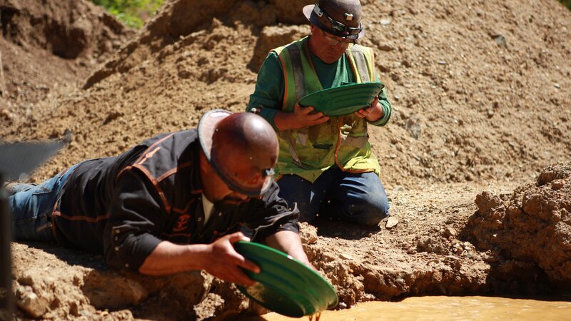 Juan Ibarra und Freddy Dodge erforschen Goldpfannen – Bild: © 2022, Discovery, Inc. All Rights Reserved.