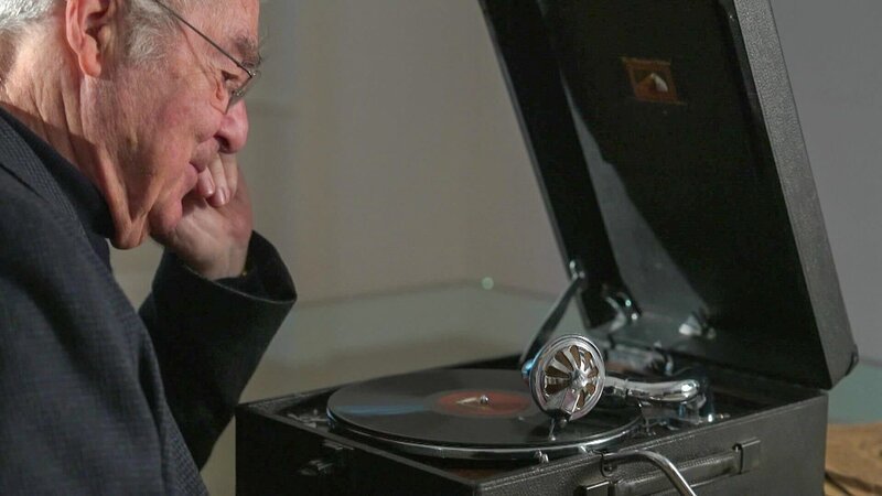  Ex-Bundespräsident Heinz Fischer hört alte Platten auf einem Koffergrammophon. – Bild: ORF