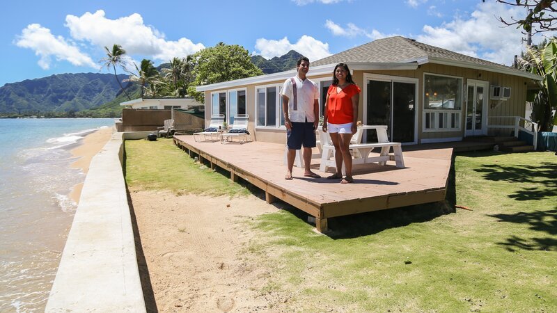 As seen on HGTV’s Beach Hunters, homebuyers Amir and Alma pose for a photo after touring the Ocean Breeze House on the island of Oahu. – Bild: Scripps Networks, LLC