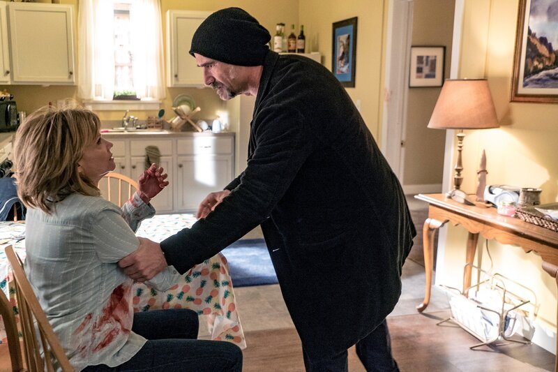L-R: Markie Post as Barbara „Bunny“ Fletcher, Elias Koteas as Alvin Olinsky – Bild: NBC /​ Universal /​ Die Verwendung ist nur bei redaktioneller Berichterstattung im Rahmen einer Programmankündigung ab 2 Monate vor der ersten Auss /​ © 2017 NBCUniversal Media, LLC