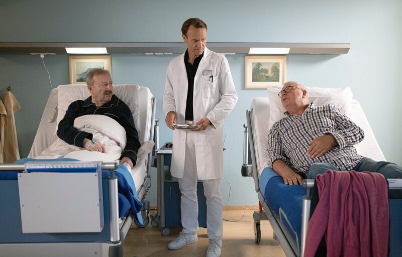 Dr. Martin Stein (Bernhard Bettermann, mi.) ist bisher davon ausgegangen, dass sein Patient Berthold Schüller (Gerhard Garbers, li.) und Hans Dallwitz (Peter Rauch, re.) Freunde sind. Doch als Hans auf Bertholds Zimmer gelegt wird, wird klar, dass Martin sich sehr täuscht. Sofort beginnt ein Streit zwischen den beiden Männern. – Bild: MDR/​Saxonia Media/​Wernicke