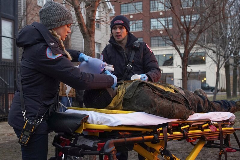 Chicago Fire Schlammschlacht – Two Ts Staffel 4, Episode 16 Sie versorgen einen Schwerverletzten: Kara Killmer als Sylvie Brett, Steven R. McQueen als Jimmy Borelli – Bild: UNIVERSAL CHANNEL