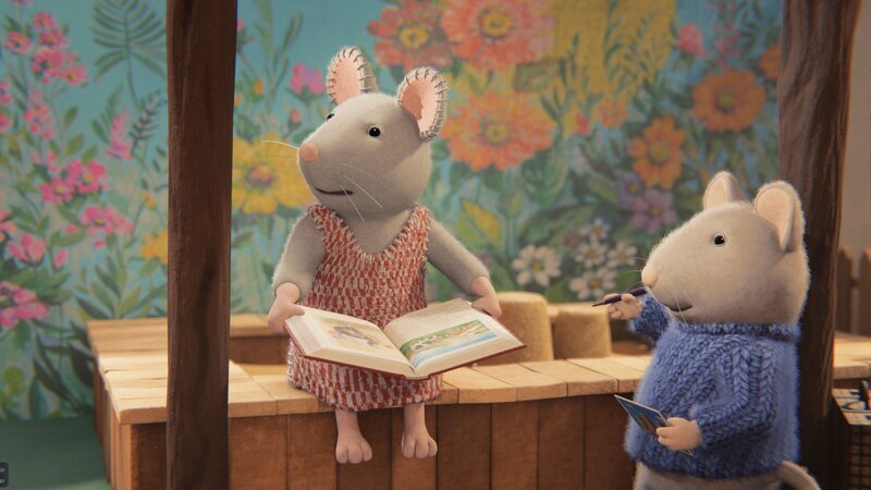 Julia (l.) und Sam (r.) haben sich im Mäusehaus auf Weltreise begeben. Sie folgen der Reiseroute, die in ihrem Buch beschrieben ist. – Bild: Cielo Films – Caribara