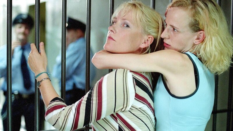 Fisch (Aline Staskowiak, re.) ist sauer auf Ariane (Katharina Zapatka), weil sie bei der Gefängnisleitung nicht ihren Mund halten konnte. Da den Beamten (li. Klaus Funke, 2.v.li. Egon Hofmann) Arianes Spielchen auf die Nerven gehen, fällt es ihnen leicht, ihre Aufsichtspflicht zu verletzen … – Bild: MG RTL D