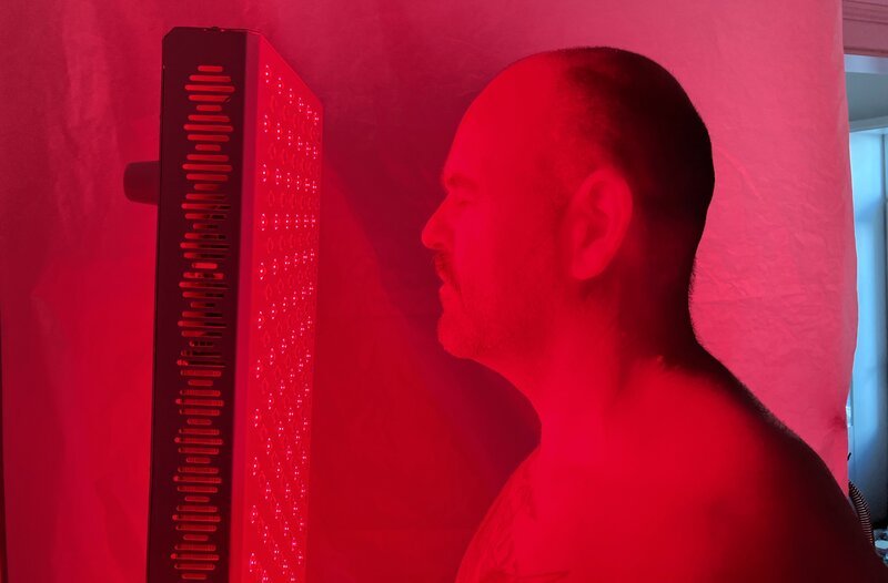 Mit Infrarot gegen das Altern? Doc Esser will wissen, ob Biohacking etwas bringt. – Bild: WDR/​SolisTV/​Melanie Grande