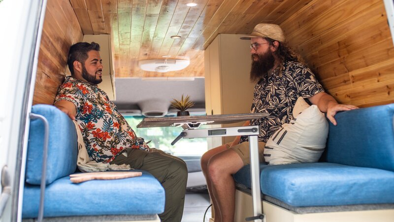 L-R: Rolando und Brett Lewis – Bild: Copyright provided by distributo /​ Discovery Images: 9593126_VanGo1 /​ © 2022 Warner Bros. Discovery, Inc. or its subsidiaries and affiliates. All rights reserved.