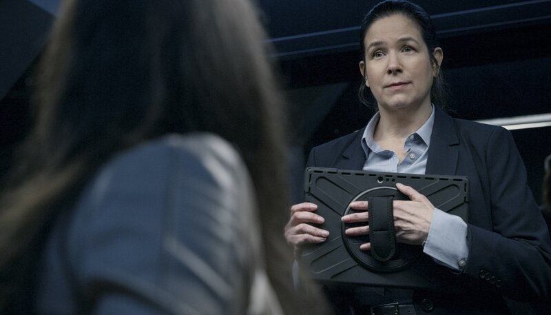 Lieutenant Piper Lynch (Amy Farrington, r.) – Bild: TF 1