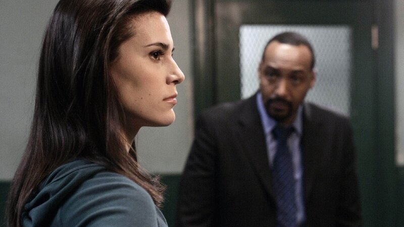 Die Detectives Cassady (Milena Govich, li.) und Green (Jesse L. Martin) untersuchen den Mord an der Frau eines Ex-Senators. Dabei wird Cassady zu einer wichtigen Zeugin, die den Ausgang des Prozesses entscheidend beeinflussen kann. – Bild: RTL /​ NBCUniversal