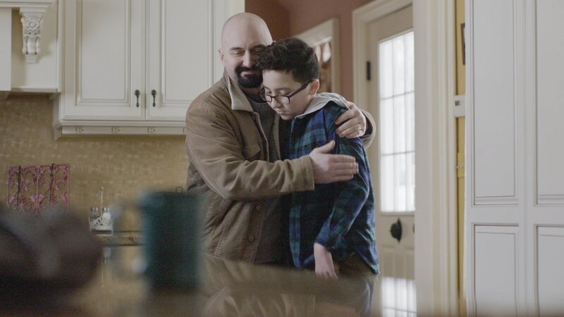 Actor Isaac Conner (Jon) hugging son James Jackson (Young Dylan) – Bild: Discovery Communications, LLC