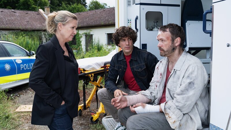 Die Ermittler befragen den verletzten Zeugen am Tatort, v.li.: Katharina Böhm als Vera Lanz, Jonathan Hutter als Korbinian Kirchner, Matthias Ziesing als Jan Kerpen – Bild: SRF/​ZDF/​Michael Marhoffer
