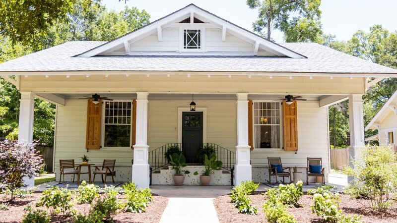Ben and Erin Napier gave the exterior a face lift by shmeering the brick facade, patching the brick skirting, and replacing the gutters, as seen on Home Town, Season 8. – Bild: Warner Bros. Discovery