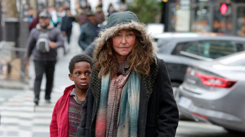 Suli (Mahamadou Yaffa) und Christine (Catherine Frot) auf der Suche – Bild: WDR/​Carole Bethuel