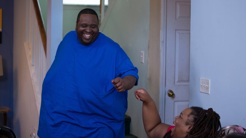 Drew giving Stella a fist bump. – Bild: Scott Ippolito /​ TLC /​ 35757_ep105_011 /​ Discovery Communications