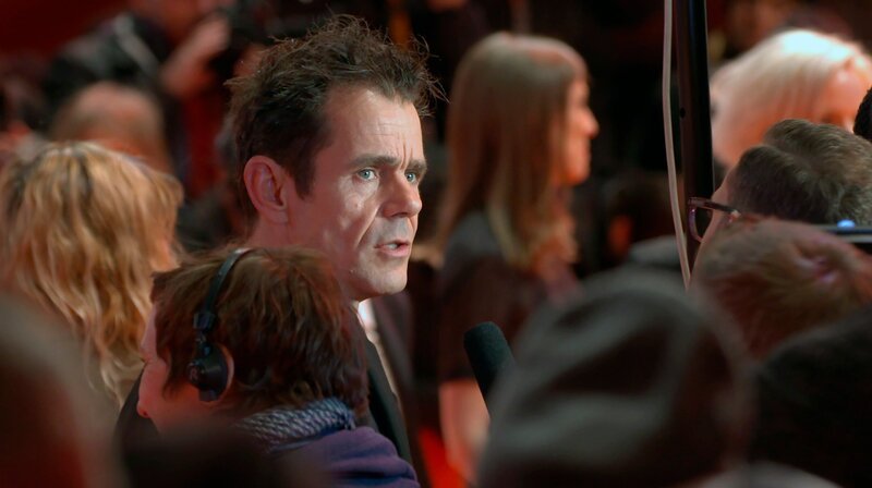 Die Berlinale wurde 1951 mit amerikanischer Unterstützung als Schaufenster des Westens ins Leben gerufen. Im Laufe der Zeit wurde sie zu einem Ort der Begegnung zwischen Ost und West und nach dem Mauerfall zum weltgrößten Publikumsfilmfest. Der Film lässt sieben Jahrzehnte Berlinale Revue passieren und erzählt von den Aufs und Abs, von Krisen und Neuerungen, die das Filmfestival durchgemacht hat. – Foto: Tom Tykwer. – Bild: rbb