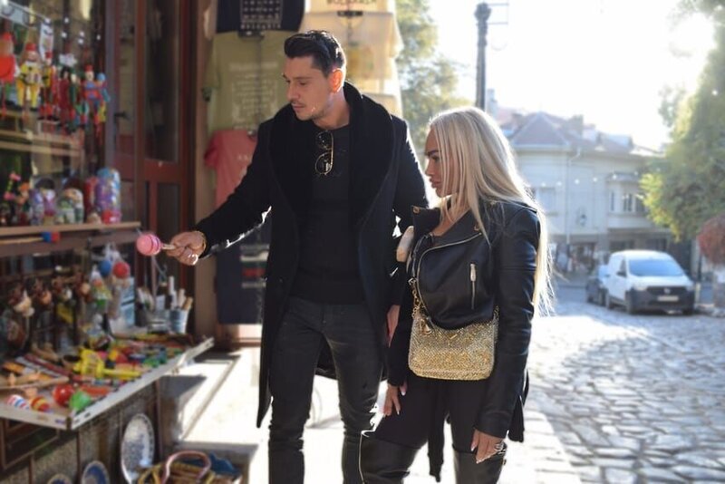 Georgi Rusev and Darcey Silva are shopping for souvenirs in Bulgaria – Bild: Warner Bros. Discovery, Inc. or its subsidiaries and affiliates