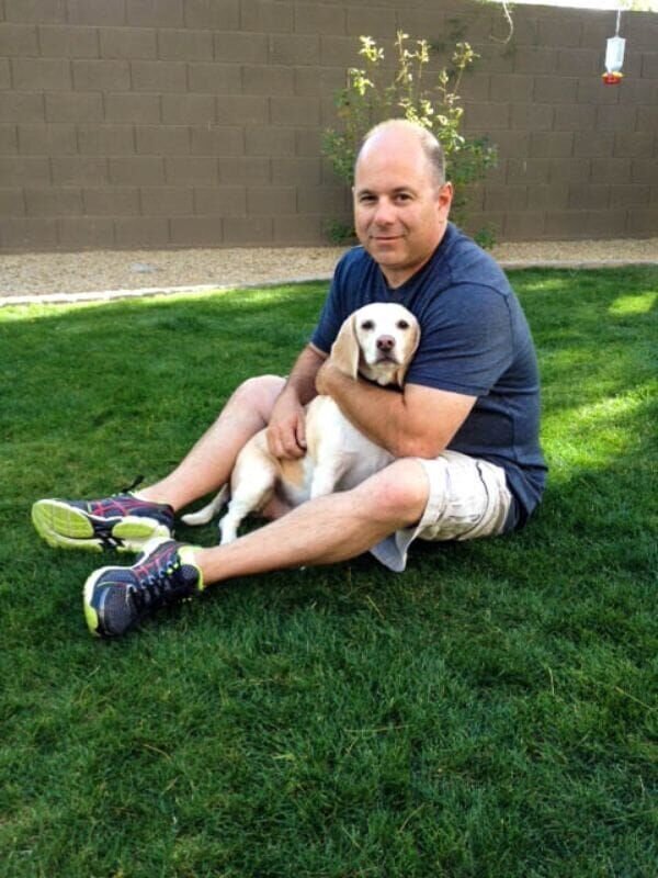 Rod Scheinerman hugging his dog, Lucy, outside. – Bild: Discovery Communications