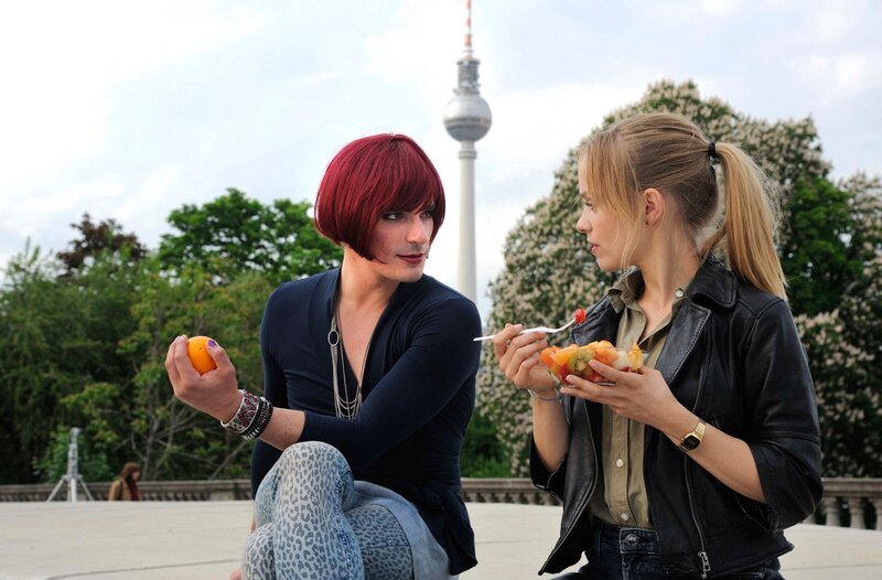 Julia Klug (Friederike Kempter, r.) tankt Kraft bei ihrer besten Freundin, dem Transvestiten Karla (Hannes Wegener, l.). – Bild: rbb/​Hardy Spitz