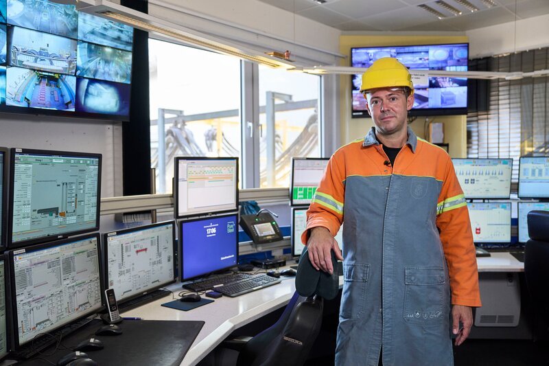 Stefan Hahn an seinem neuen Arbeitsplatz in der elektronischen Steuerung auf der Dillinger Hütte. – Bild: Solis TV /​ ZDF