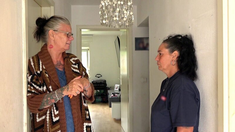 Die Freundinnen Beate (li.) und Ela wohnen beide im grünen Block. Doch das könnte bald der Vergangenheit angehören. – Bild: RTLZWEI