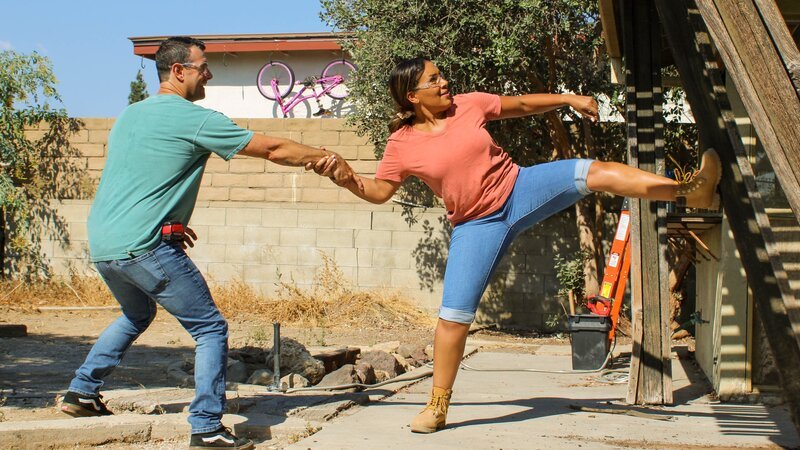 Host Page Turner is captured working by knocking down the porch in the backyard with Mitch, as seen on Fix My Flip, Season Two. – Bild: Warner Bros. Discovery, Inc. or its subsidiaries and affiliates /​ Big Table Media