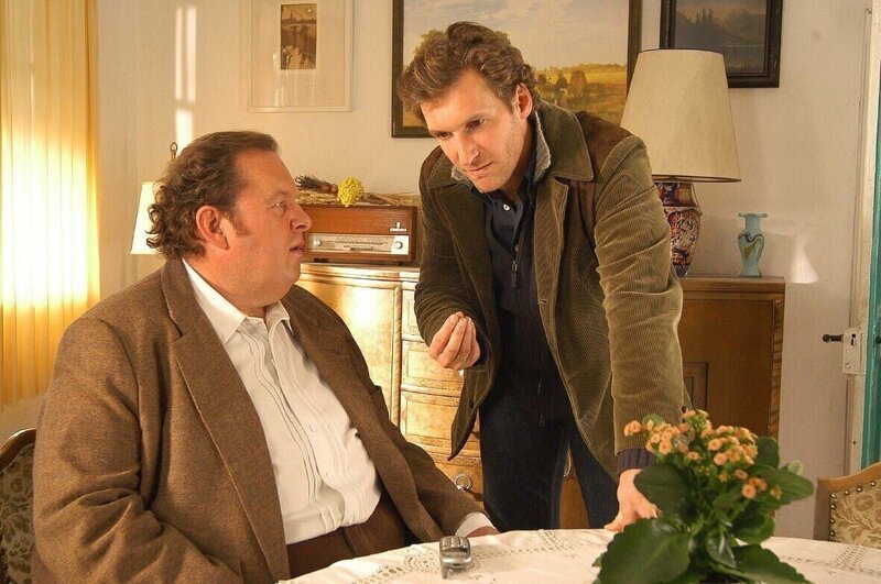 Neue Reihe: Stadt, Land, Mord „Enthüllungen“. Im Bild: In Bad Tölz hat Benno Berghammer (Ottfried Fischer, li.) eindeutig Heimvorteil und bietet Mark Brenner (Siegfried Terpoorten) seine Unterstützung an. – Bild: Hans Seidenabel