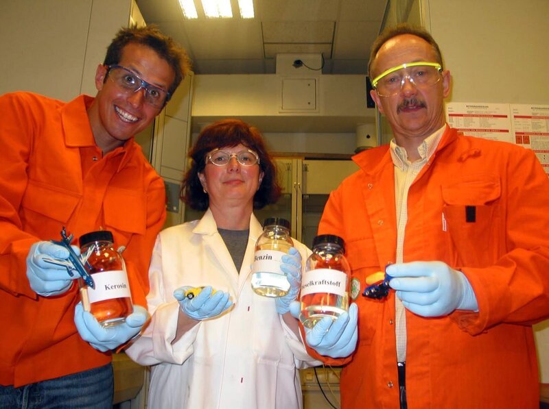 Willi (links) mit Therese und Klaus im Labor der Raffinerie. Hier erfährt er, dass das Öl gereinigt und destilliert wird. – Bild: BR/​megaherz