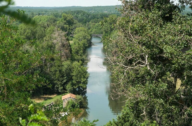 Der Samt von Venedig trägt seinen Namen nicht umsonst: Seine Lichtreflexe und leuchtenden Farben erinnern an die zahlreichen Kanäle der Stadt. – Bild: Elephant Doc