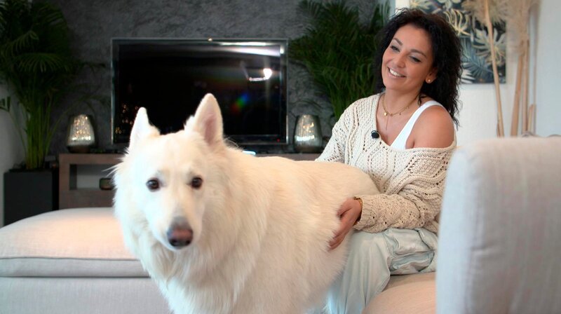 Halterin Jenny zusammen mit ihrem weißen Schäferhund Snow. – Bild: WDR/​Fernsehkraft UG /​ WDR Kommunikation/​Redaktion Bild