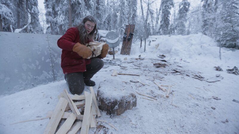 Lewis daughter collecting wood. – Bild: Animal Planet /​ Discovery Communications, Inc.