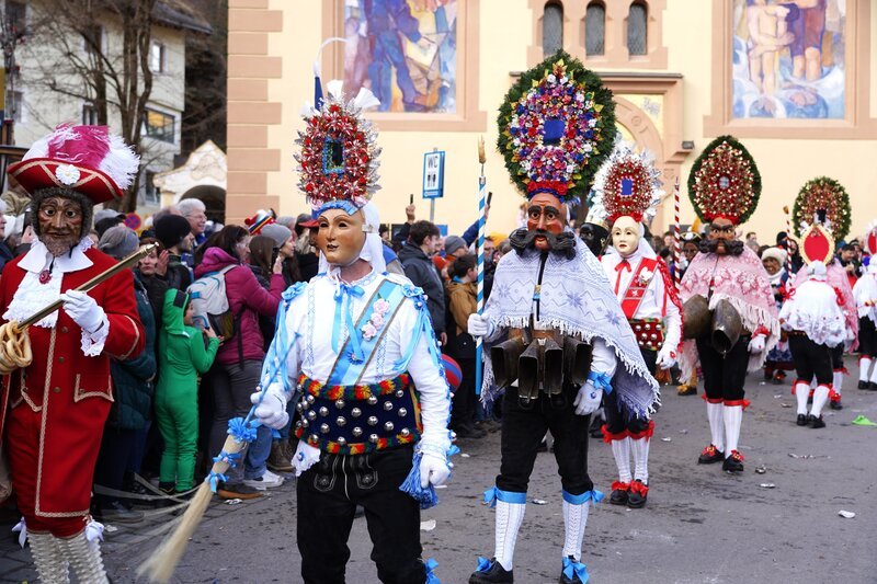 Roller und Scheller am Imster Schemenlauf – Bild: ServusTV /​ Degn Film