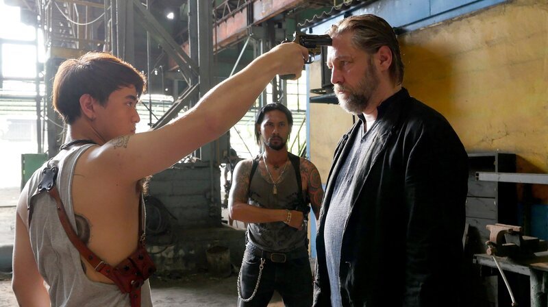 Streitereien unter Komplizen: Der Gangster-Juniorchef Prasong Sutha (Akarin Wantanawate, li.) droht Ex-Polizist Kayali (Nicki von Tempelhoff). – Bild: ARD Degeto/​Hans-Joachim Pfeiffer