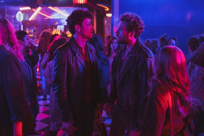 Leo Gold (Daniel Donskoy, l.) hat Stress mit Thomas Melchior (Lukas T. Sperber), dem Freund von Elisabeth Stöckel (Sinje Irslinger). – Bild: Wolfgang Ennenbach /​ RTL